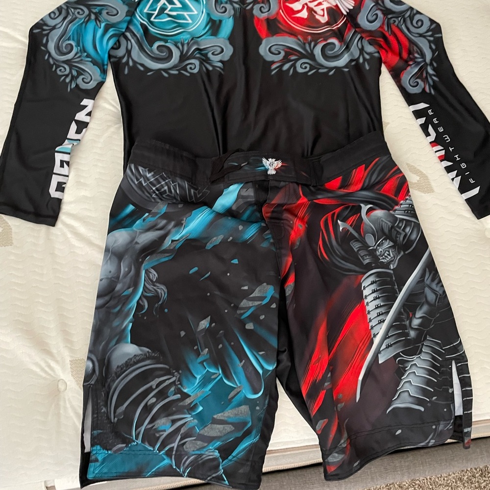 Raven Fight wear rash guard and shorts